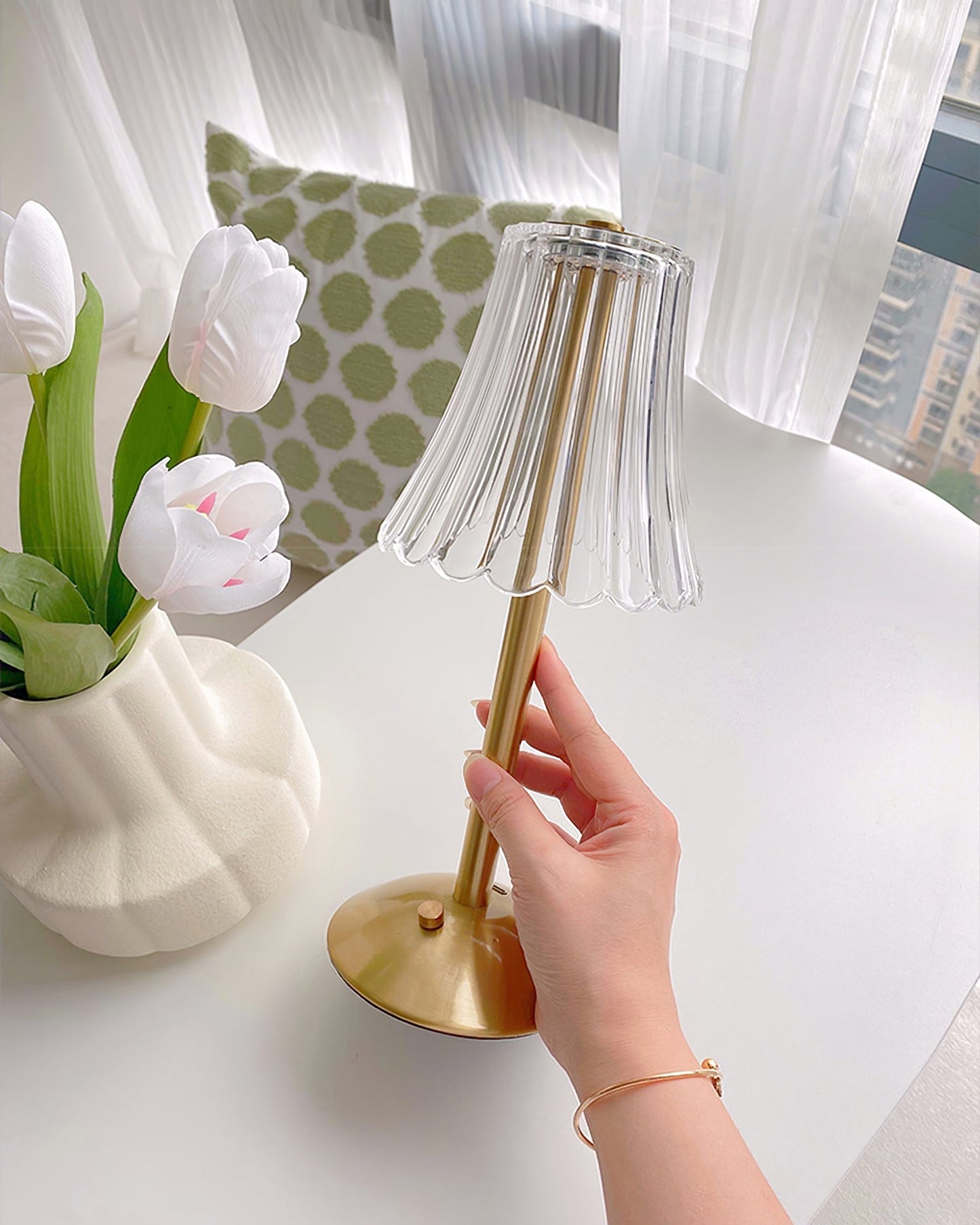 RadiantGold – Elegant Bärbar Bordslampa | Veska