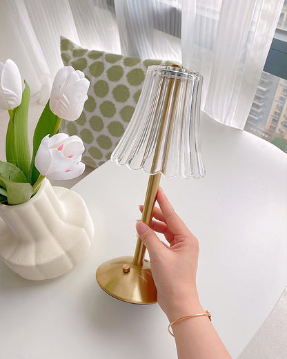 RadiantGold – Elegant Bärbar Bordslampa | Veska
