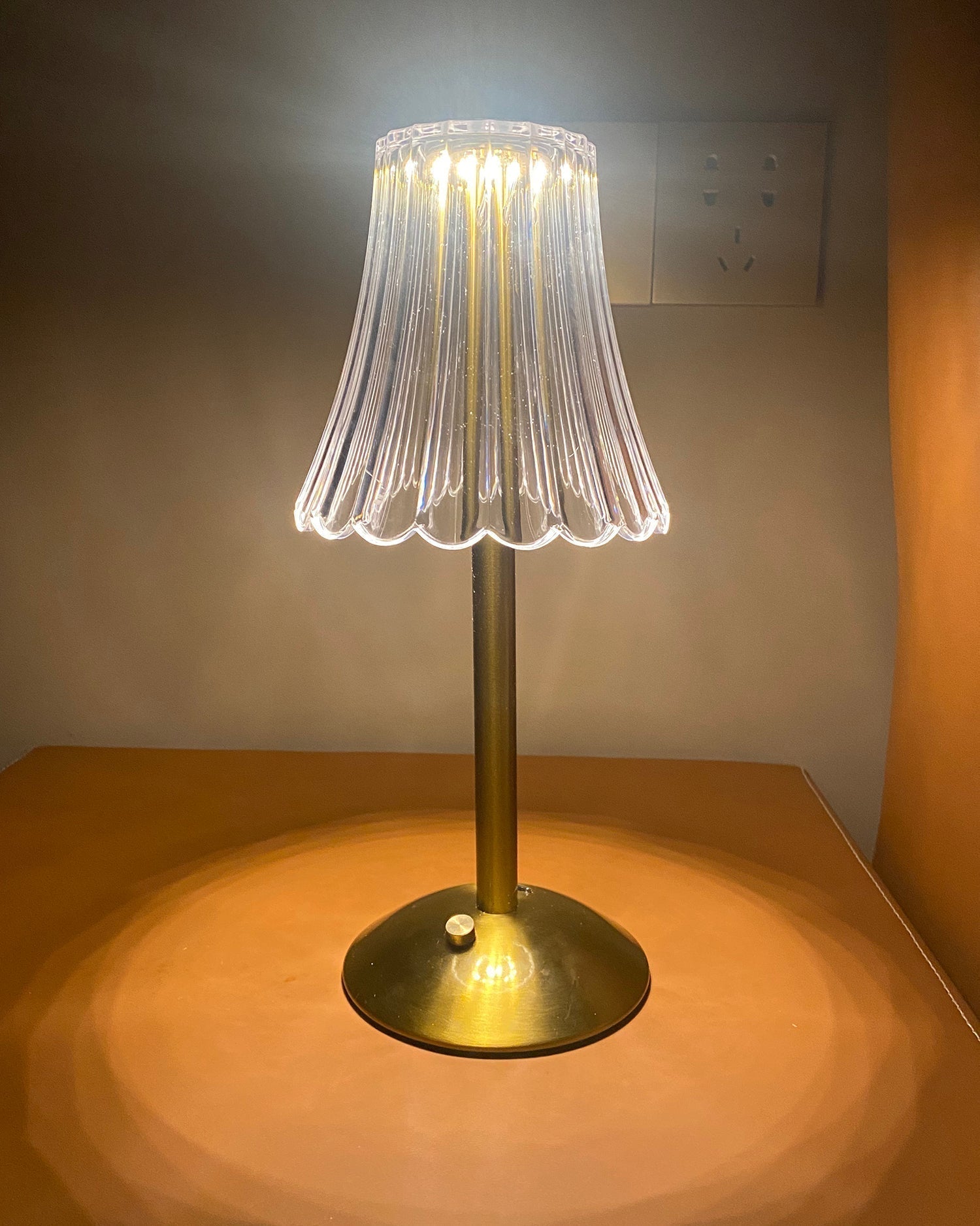 RadiantGold – Elegant Bärbar Bordslampa | Veska
