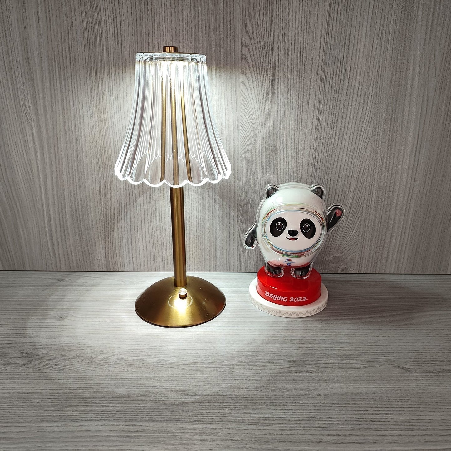 RadiantGold – Elegant Bärbar Bordslampa | Veska