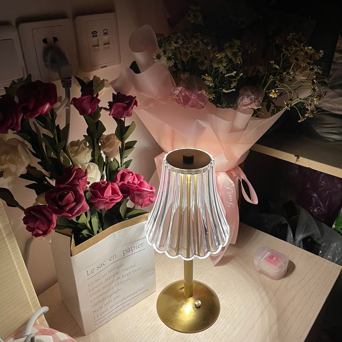 RadiantGold – Elegant Bärbar Bordslampa | Veska