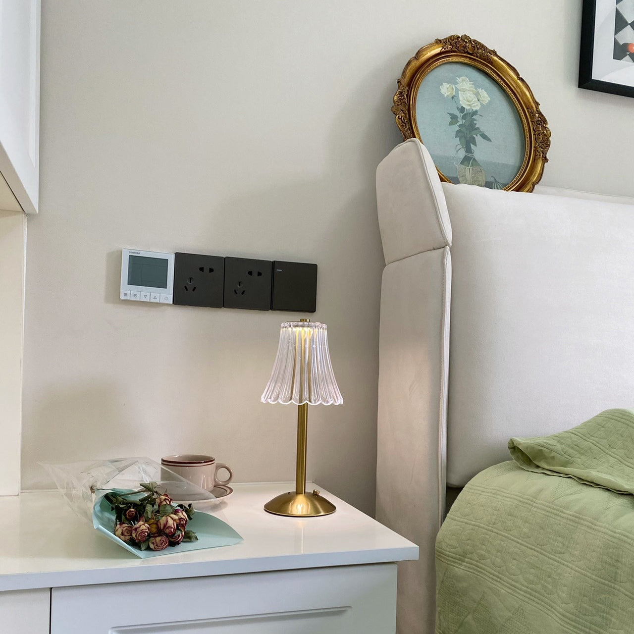 RadiantGold – Elegant Bärbar Bordslampa | Veska