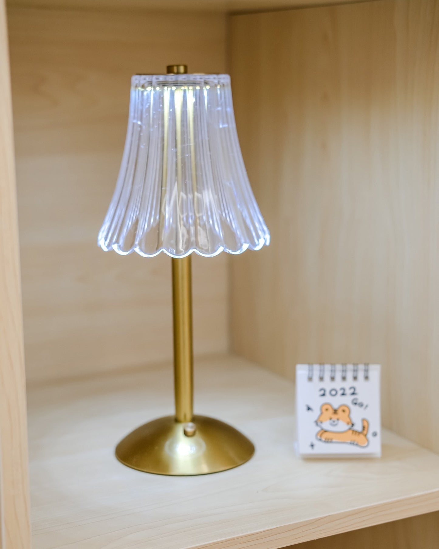 RadiantGold – Elegant Bärbar Bordslampa | Veska