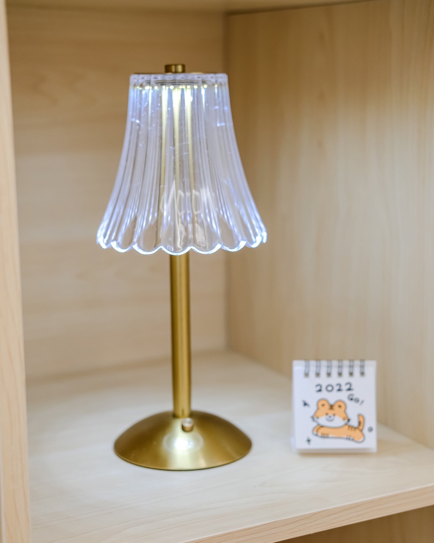 RadiantGold – Elegant Bärbar Bordslampa | Veska