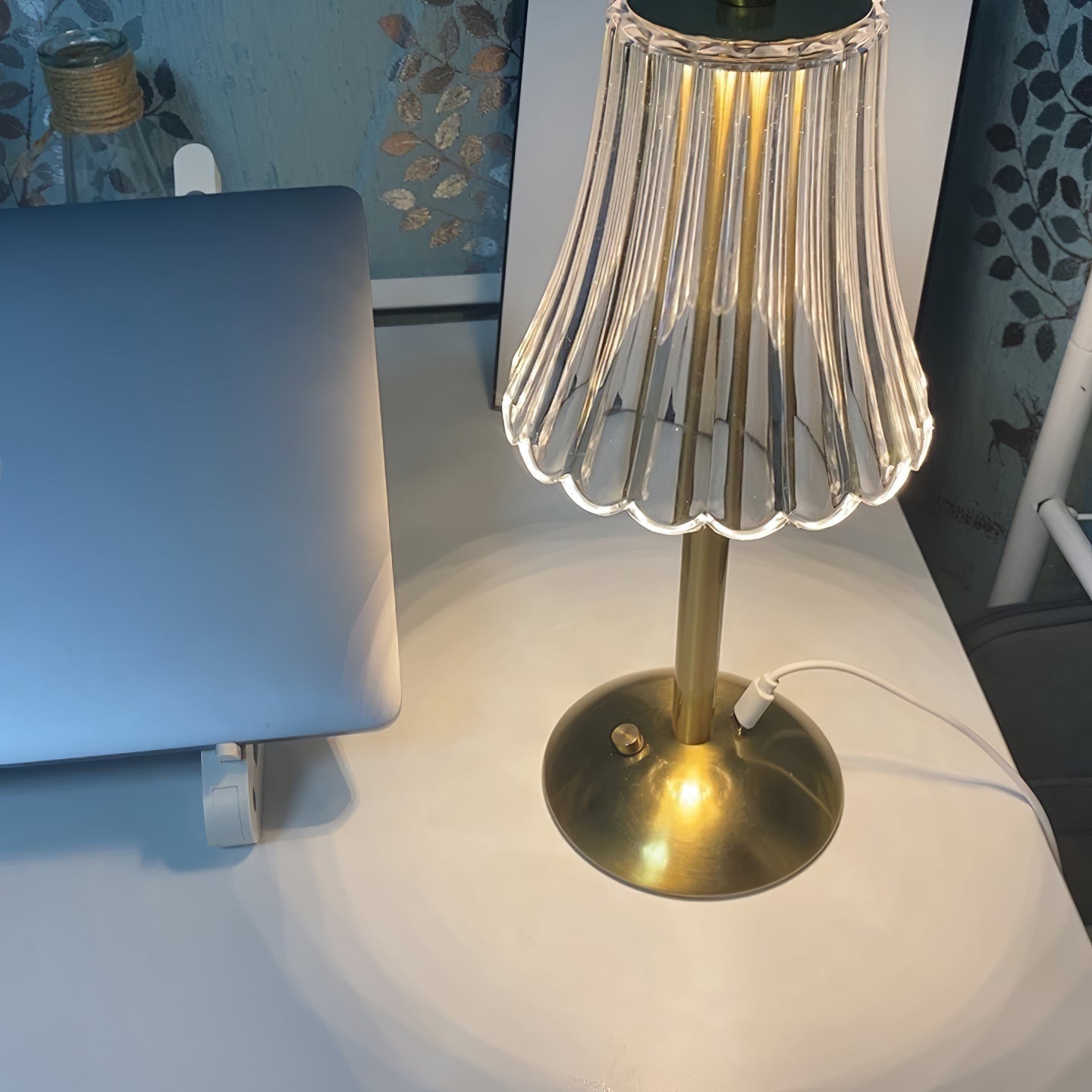 RadiantGold – Elegant Bärbar Bordslampa | Veska