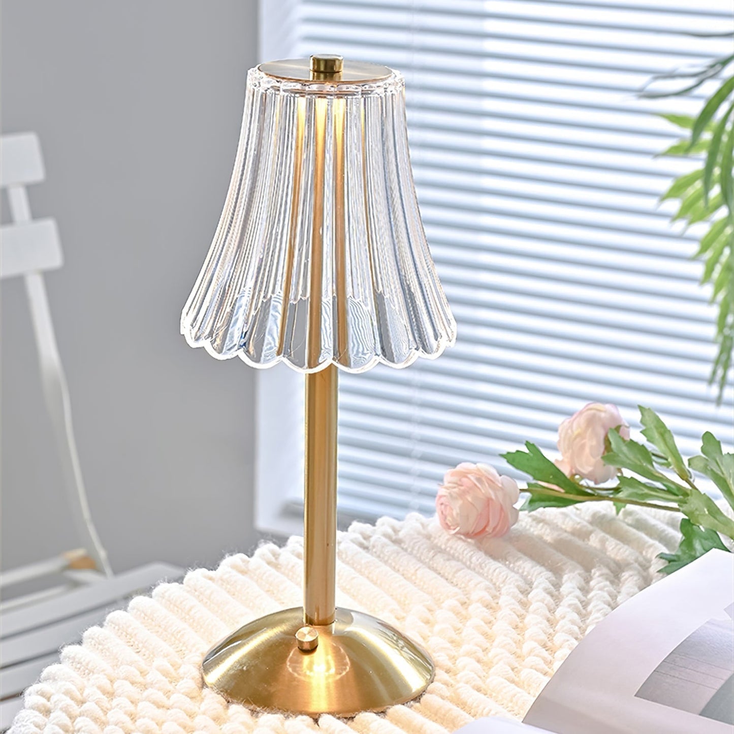 RadiantGold – Elegant Bärbar Bordslampa | Veska