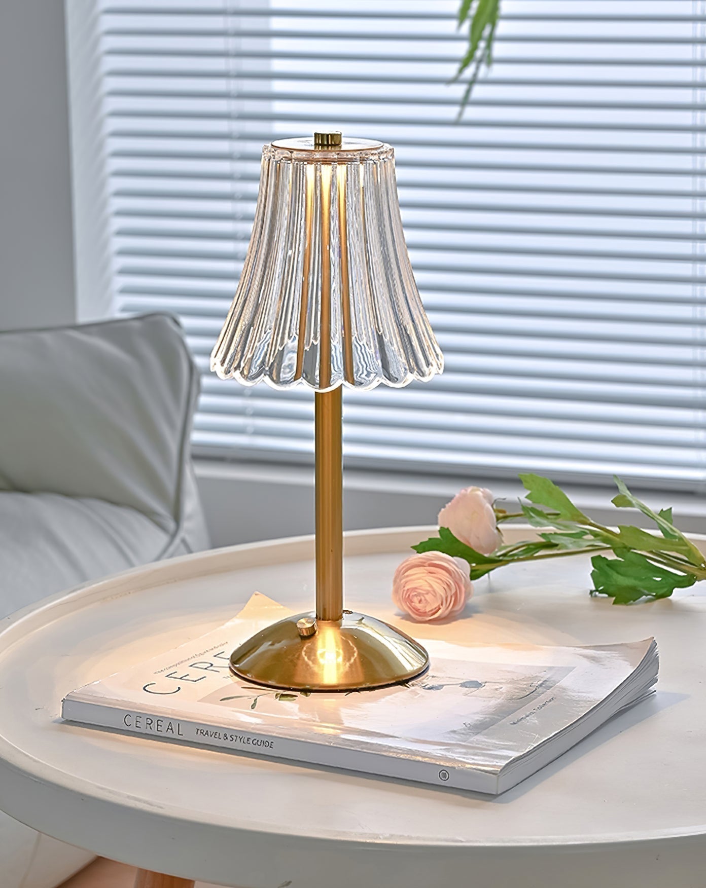 RadiantGold – Elegant Bärbar Bordslampa | Veska