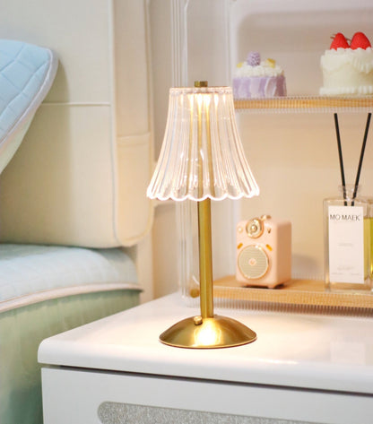 RadiantGold – Elegant Bärbar Bordslampa | Veska