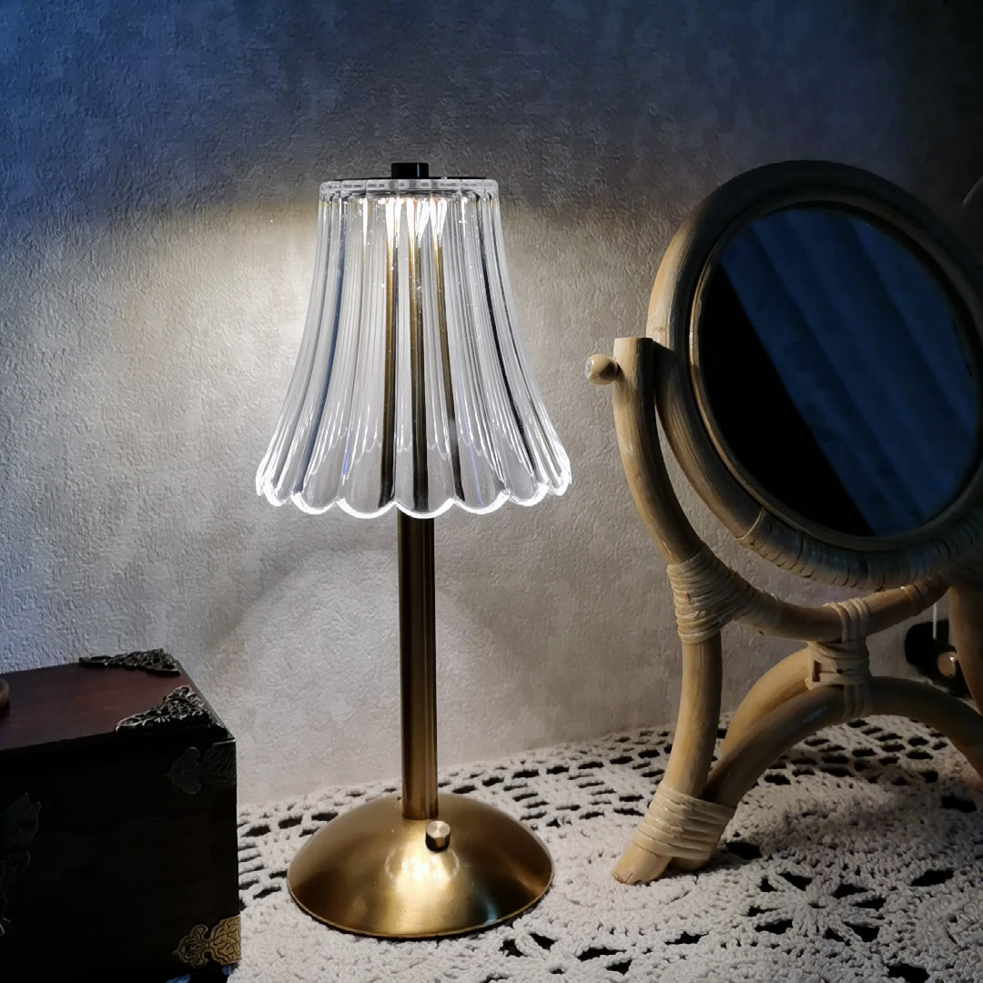 RadiantGold – Elegant Bärbar Bordslampa | Veska