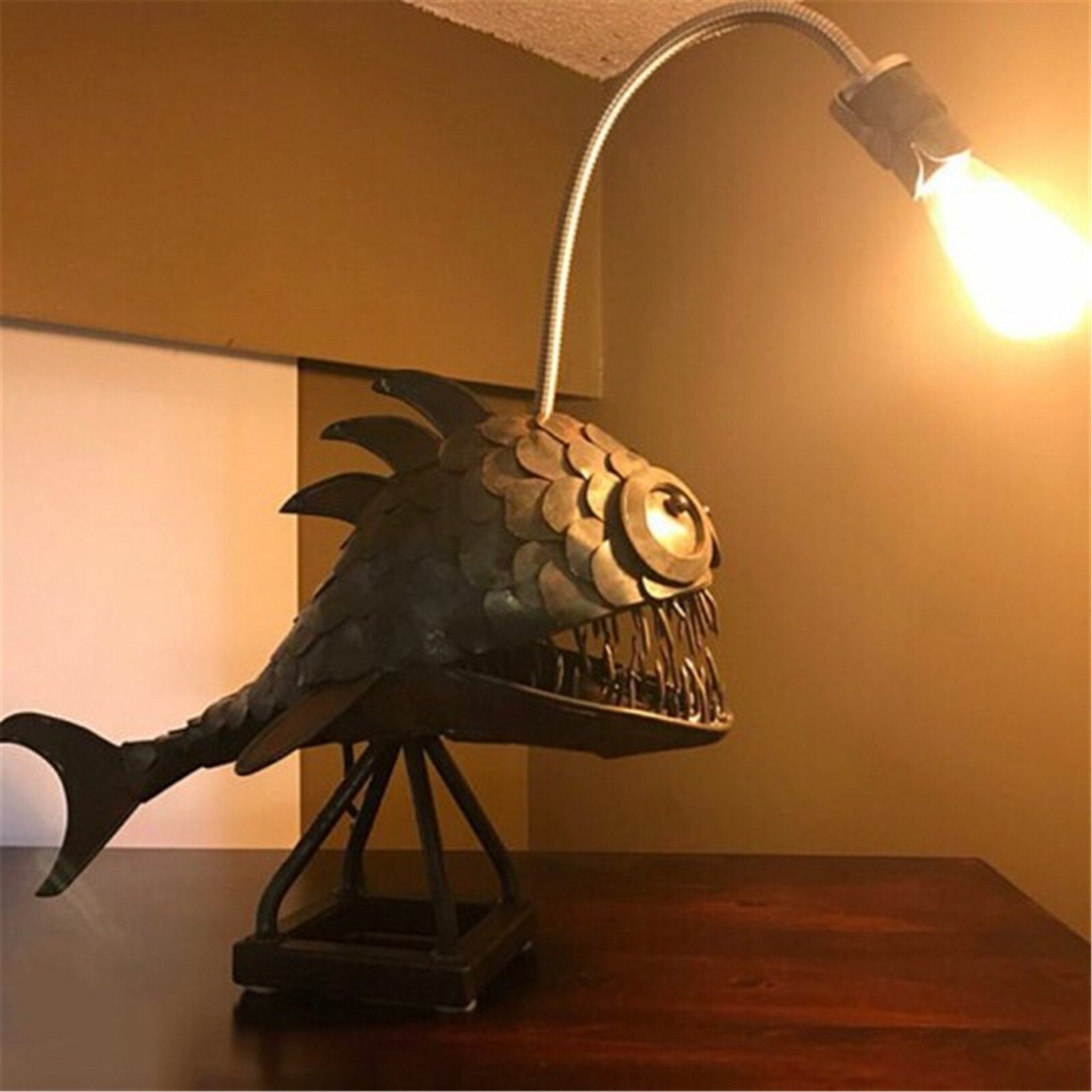 Retro Bordslampa Anglerfish Ljus med Flexibel Lampa Huvud Konstnärliga Bordslampor för Hem Bar Café Hem Konst Dekorativa Ornament | Veska