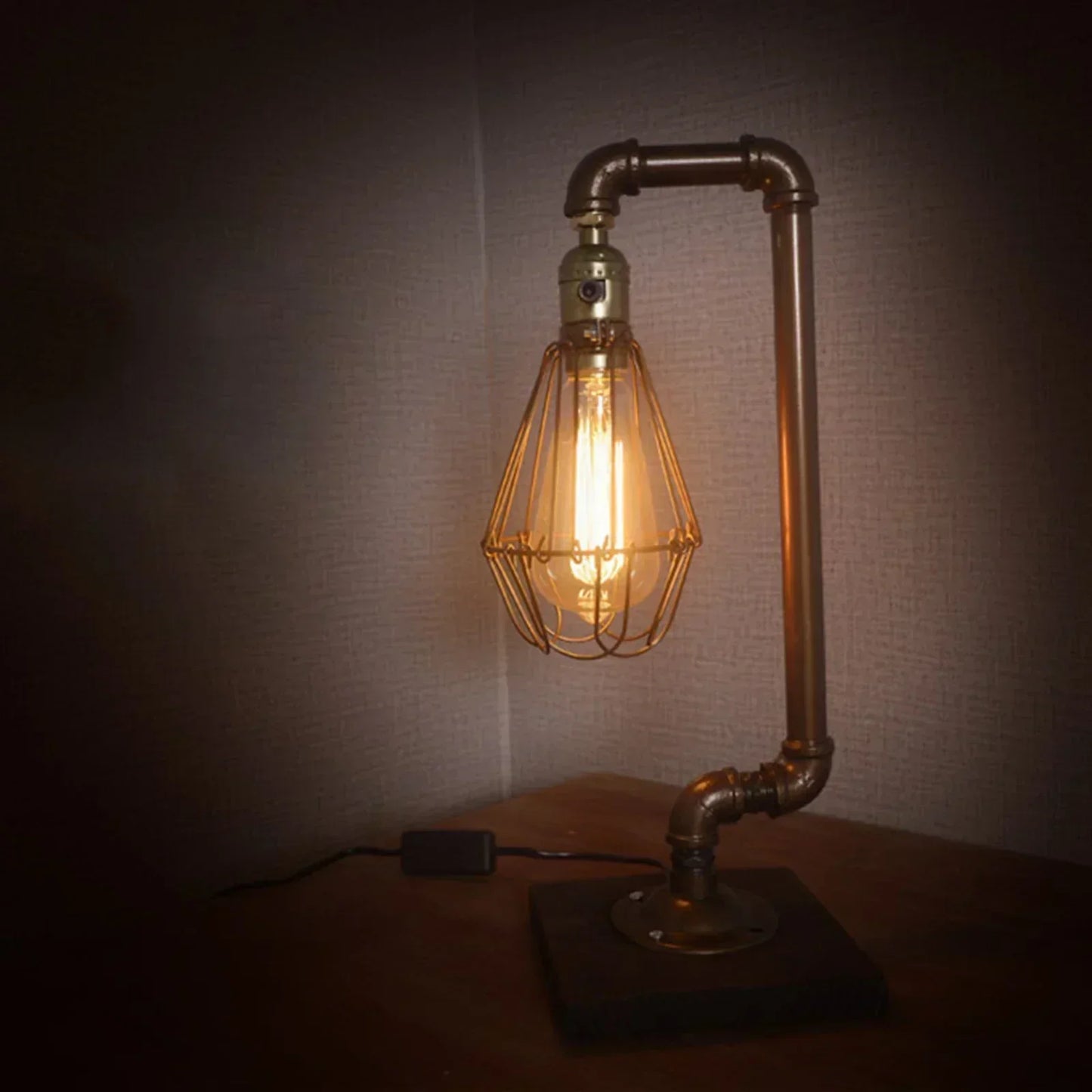 RetroCharm – Retro bordslampa i metall | Veska