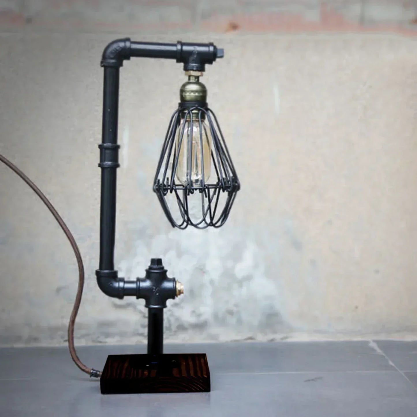 RetroCharm – Retro bordslampa i metall | Veska