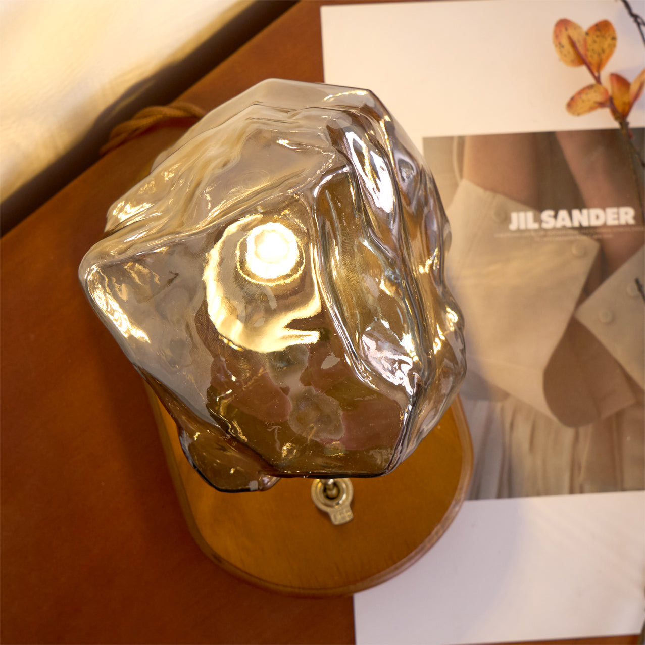 RusticLume – Amber Glas och Trä Bordslampa | Veska