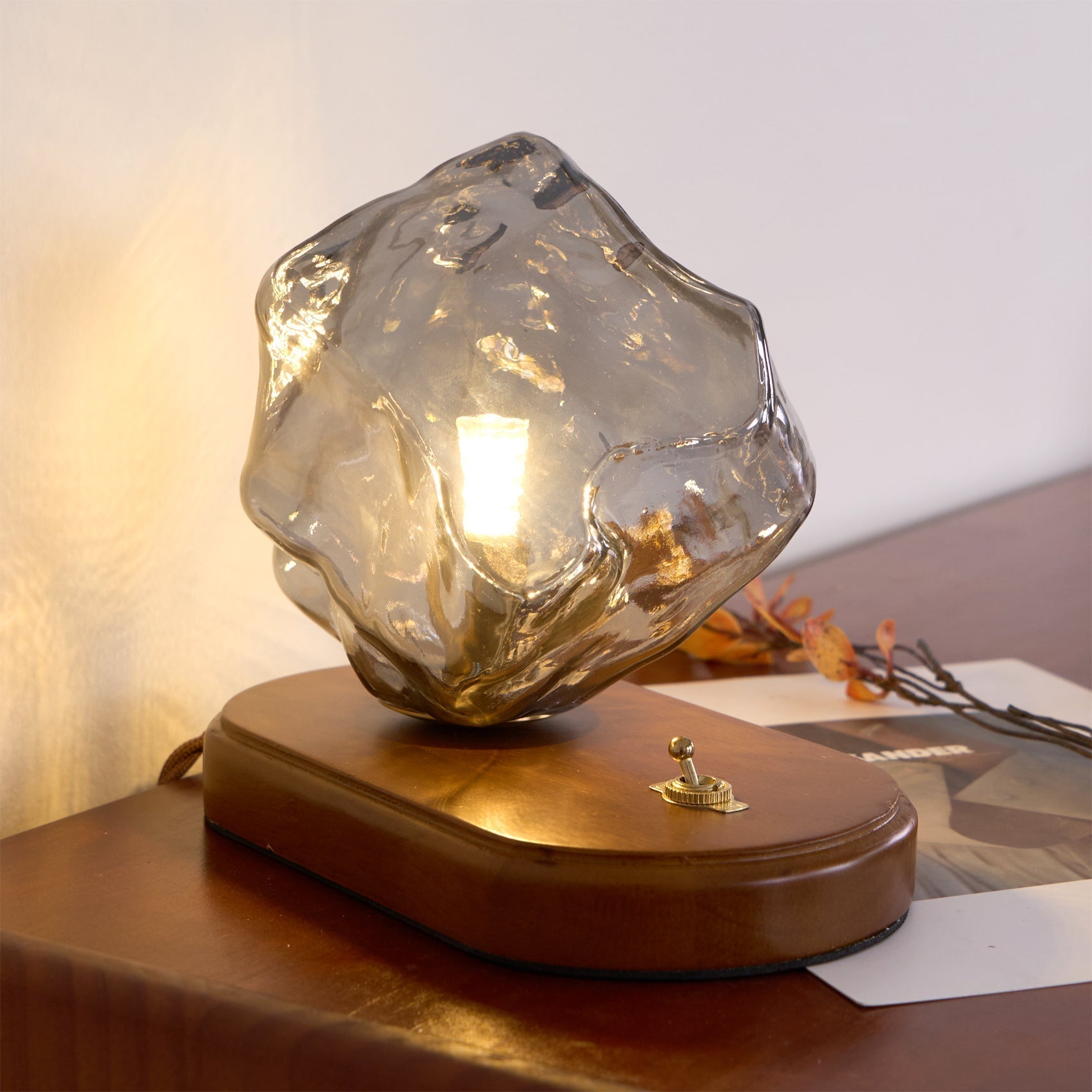 RusticLume – Amber Glas och Trä Bordslampa | Veska