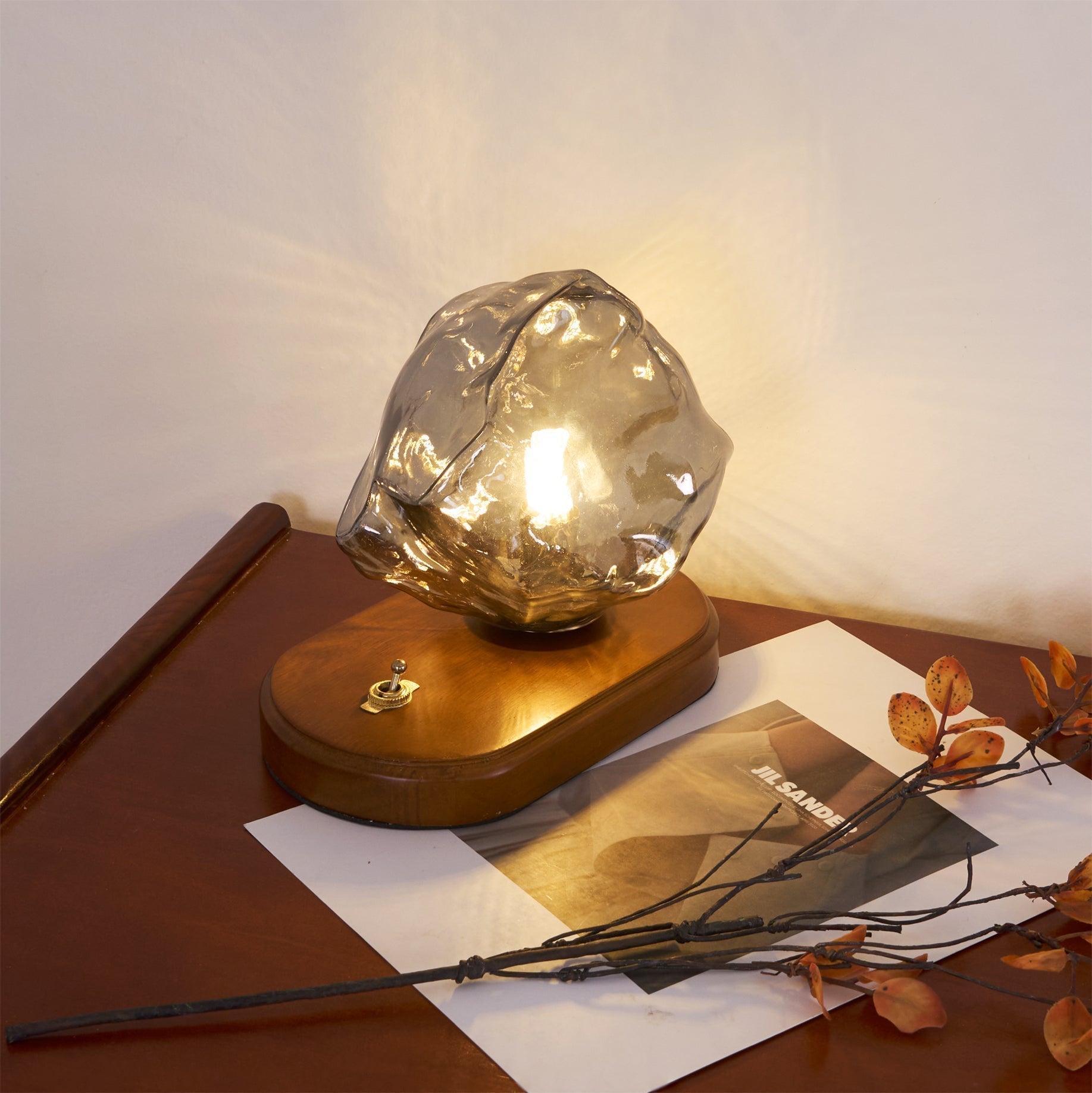 RusticLume – Amber Glas och Trä Bordslampa | Veska