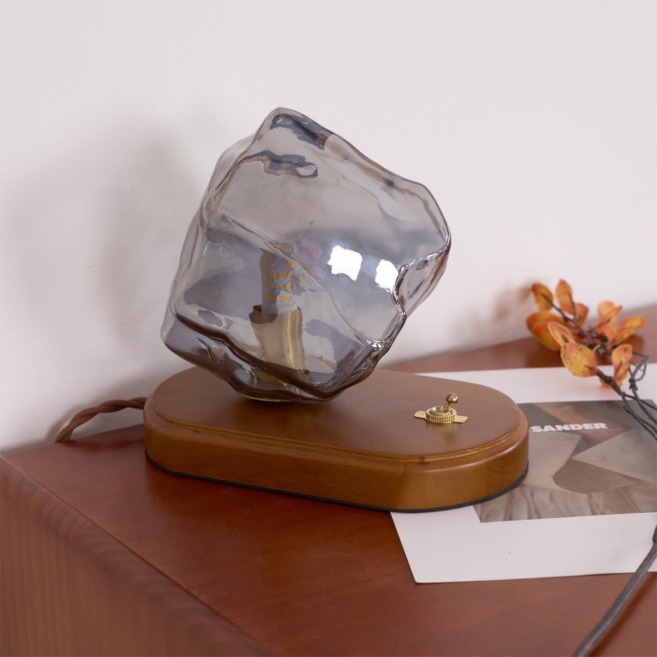 RusticLume – Amber Glas och Trä Bordslampa | Veska