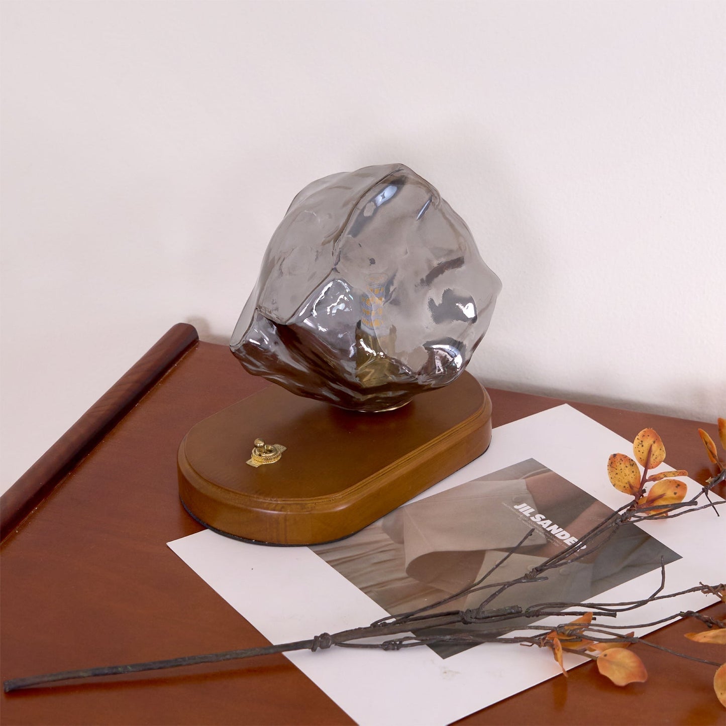 RusticLume – Amber Glas och Trä Bordslampa | Veska