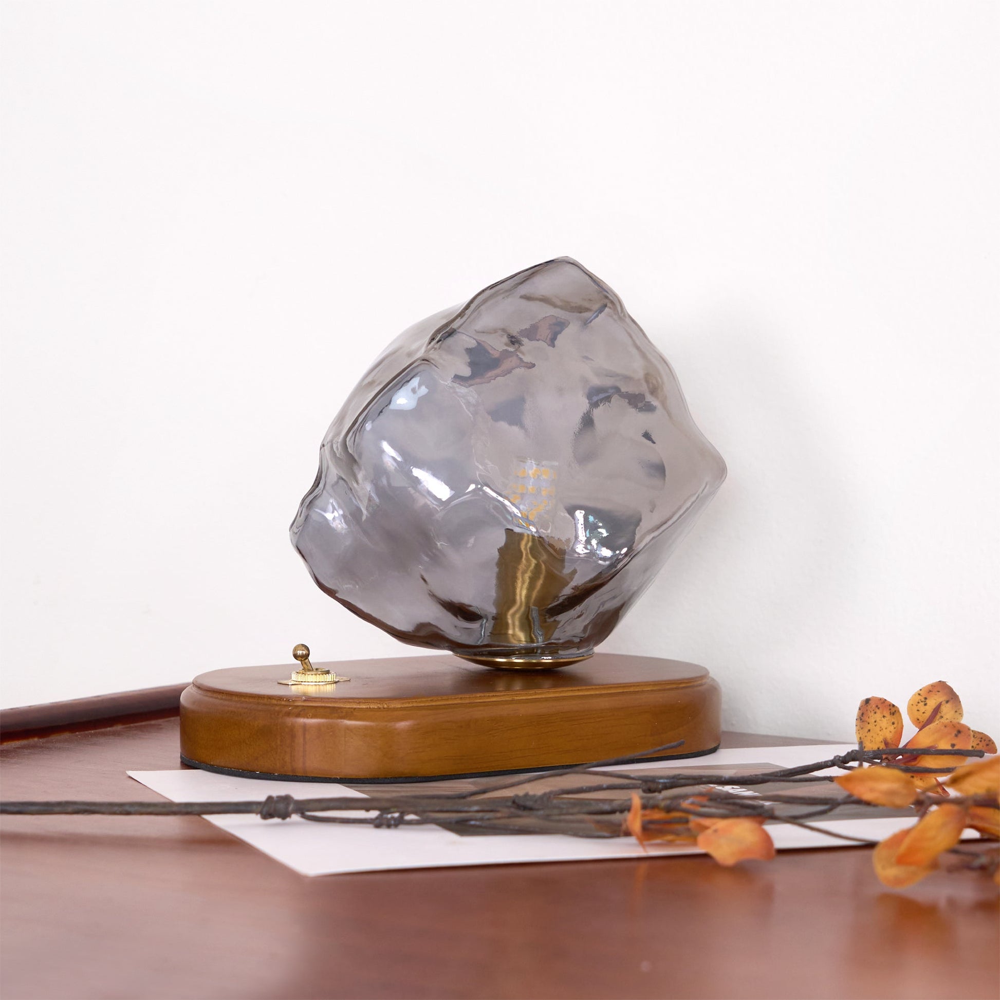 RusticLume – Amber Glas och Trä Bordslampa | Veska