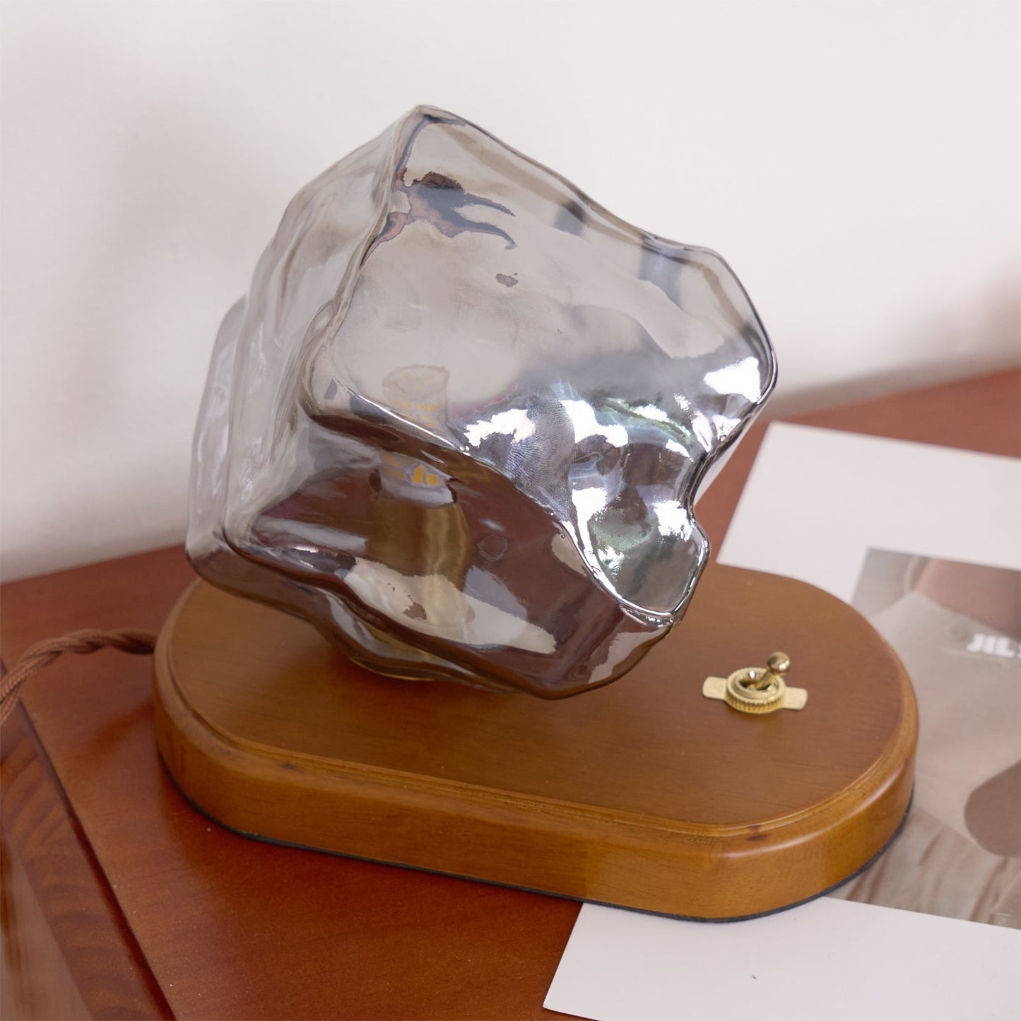 RusticLume – Amber Glas och Trä Bordslampa | Veska