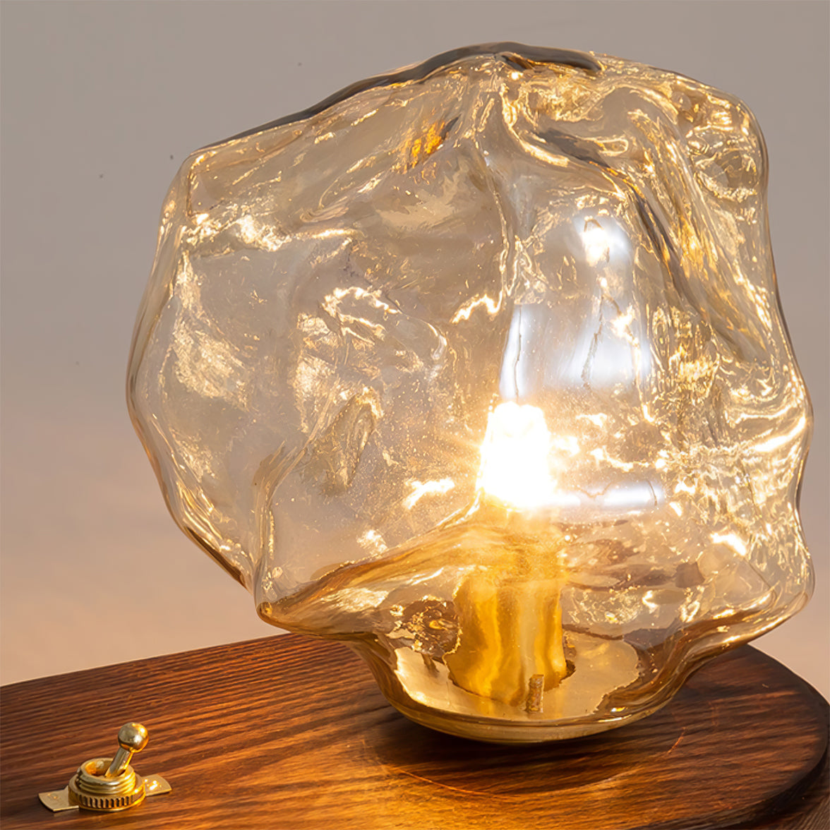 RusticLume – Amber Glas och Trä Bordslampa | Veska