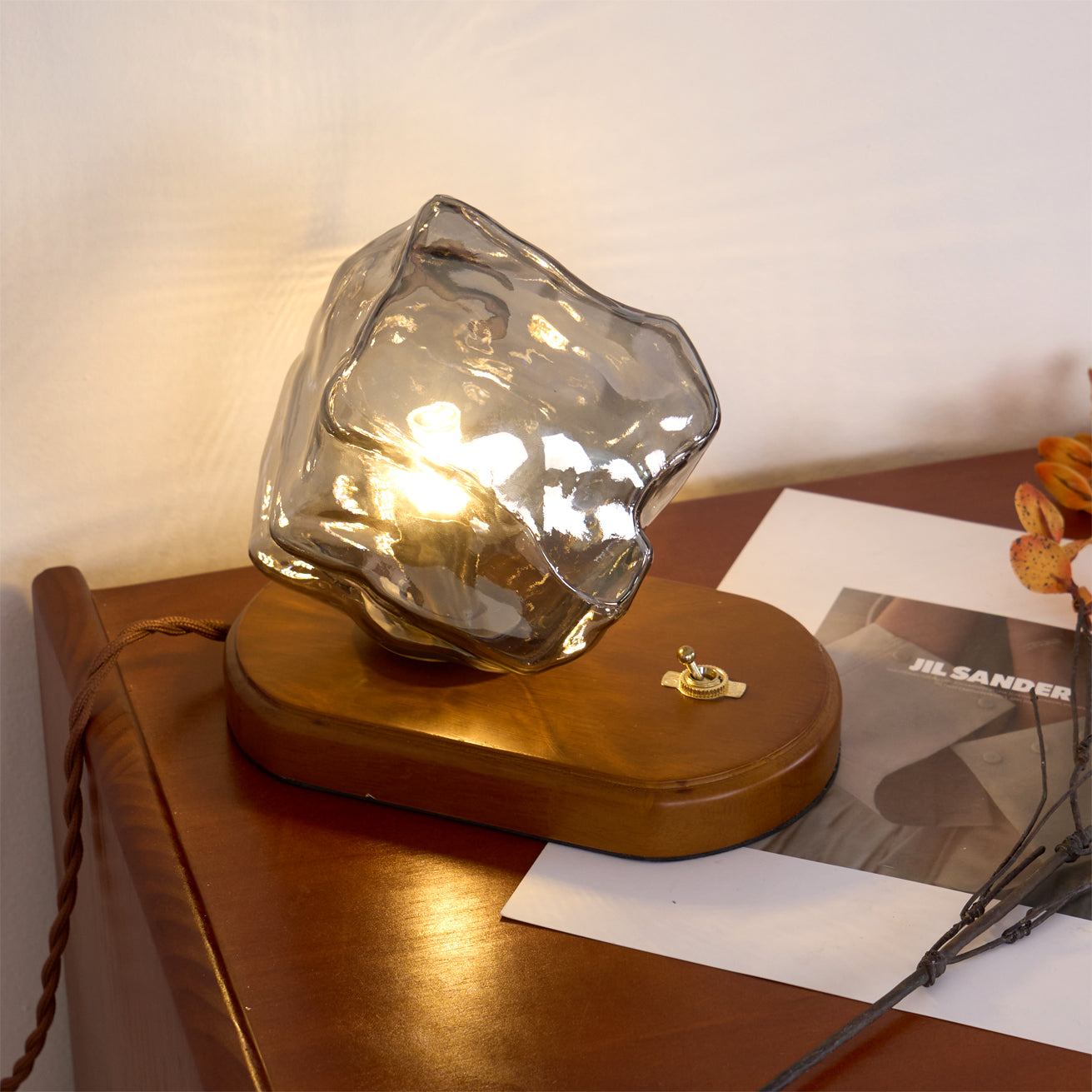 RusticLume – Amber Glas och Trä Bordslampa | Veska
