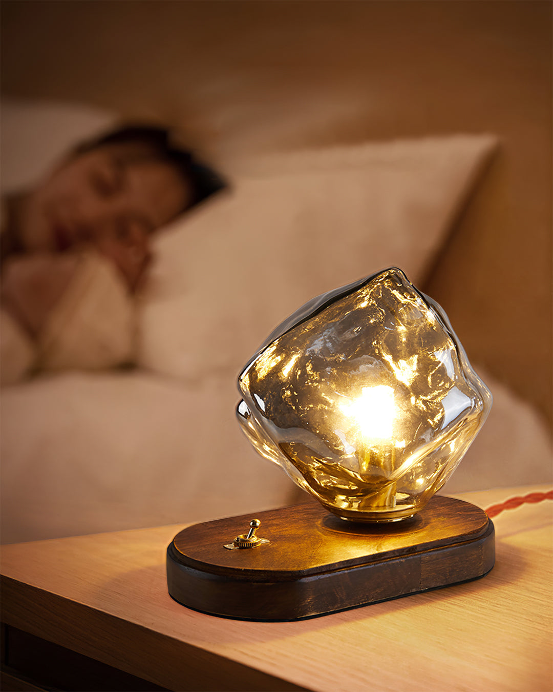 RusticLume – Amber Glas och Trä Bordslampa | Veska Amber