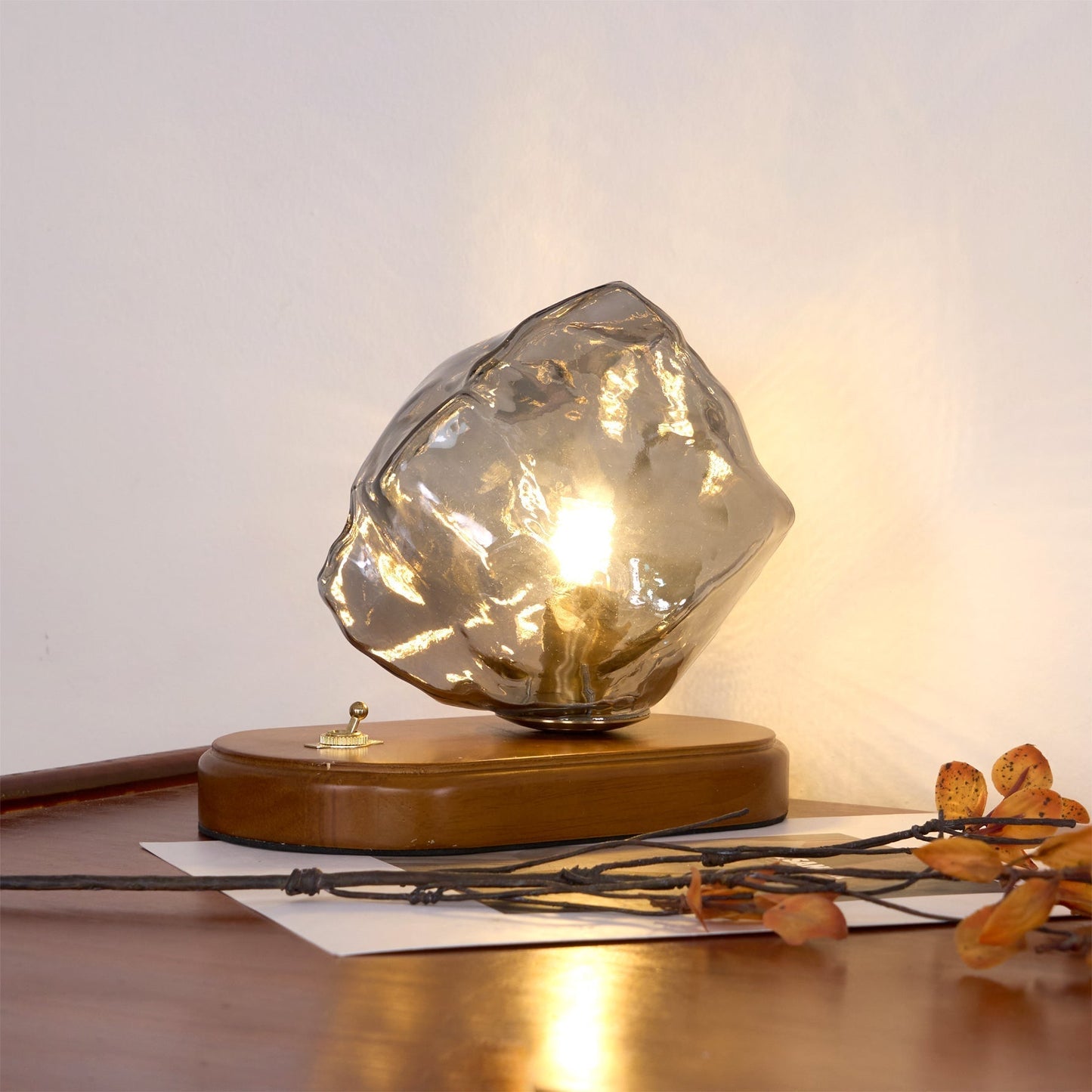 RusticLume – Amber Glas och Trä Bordslampa | Veska Röksvart