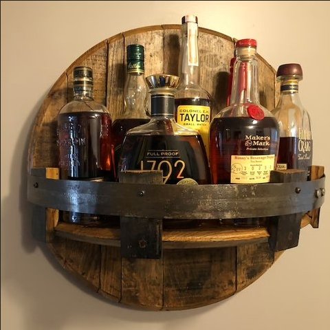 Rustik ek vägghylla för whiskeyburkar | Veska