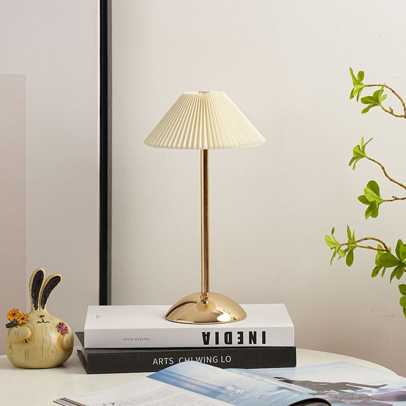 Samtida skandinavisk uppladdningsbar järn tyg konvikt LED bordslampa för sängbord | Veska Beige lampskärm + gyllene bas Oändligt dimbar 36V