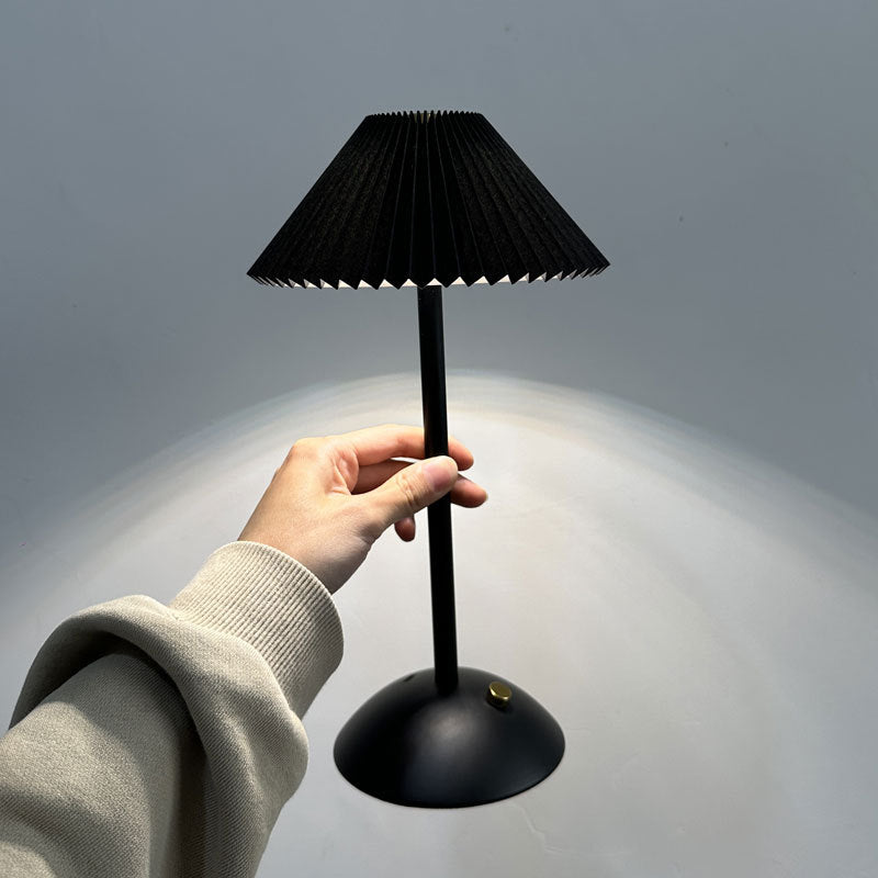 Samtida skandinavisk uppladdningsbar järn tyg konvikt LED bordslampa för sängbord | Veska Svart lampskärm + Svart bas Oändligt dimbar 36V