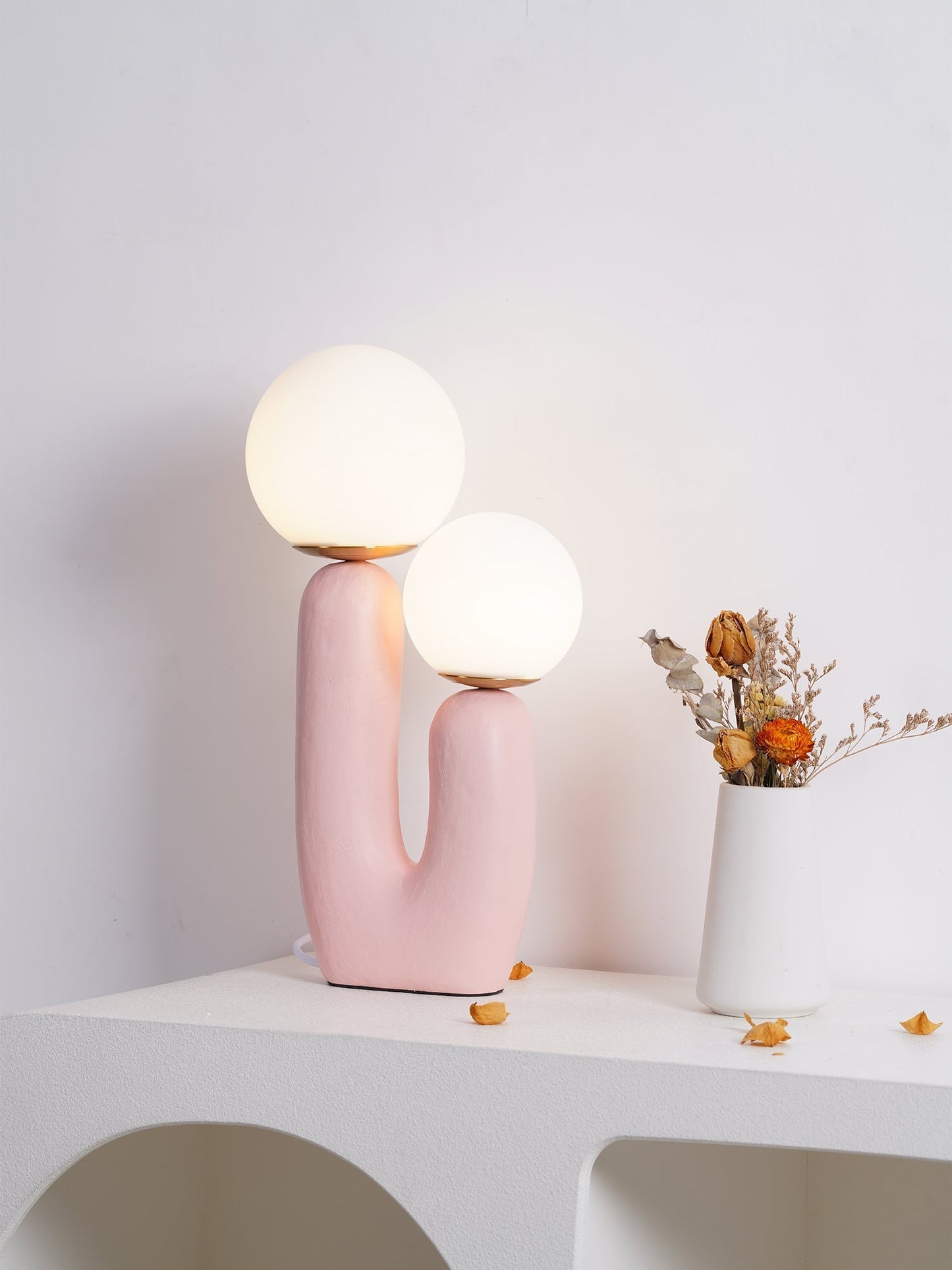 Samtida stil bordslampa med naturlig accent | Veska