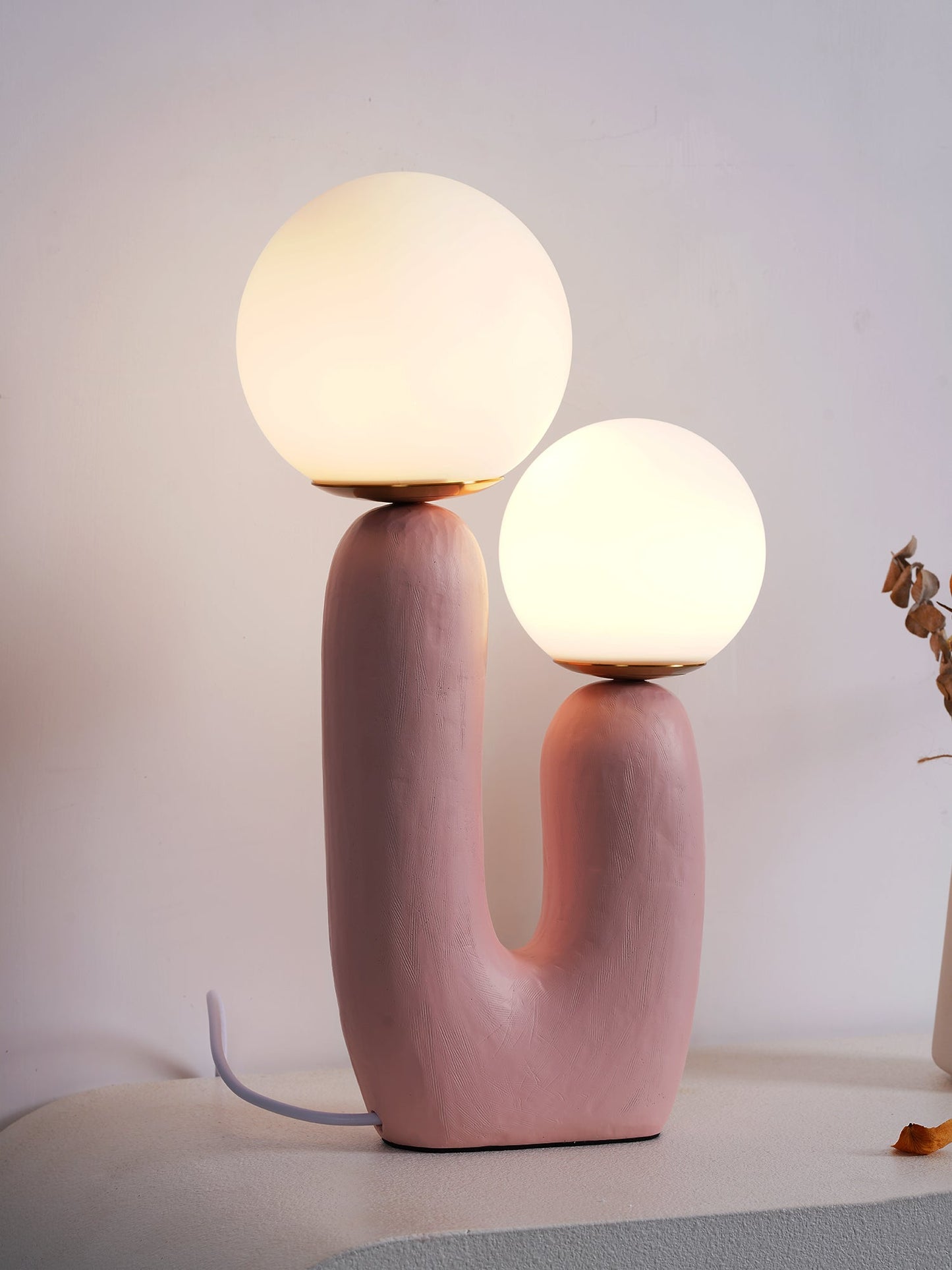 Samtida stil bordslampa med naturlig accent | Veska
