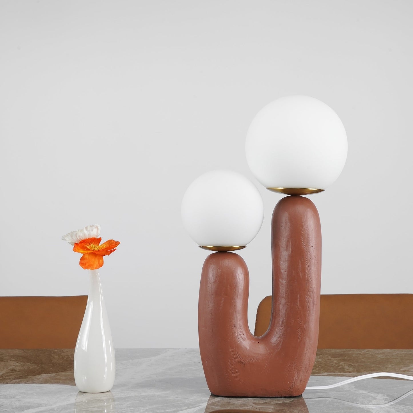 Samtida stil bordslampa med naturlig accent | Veska