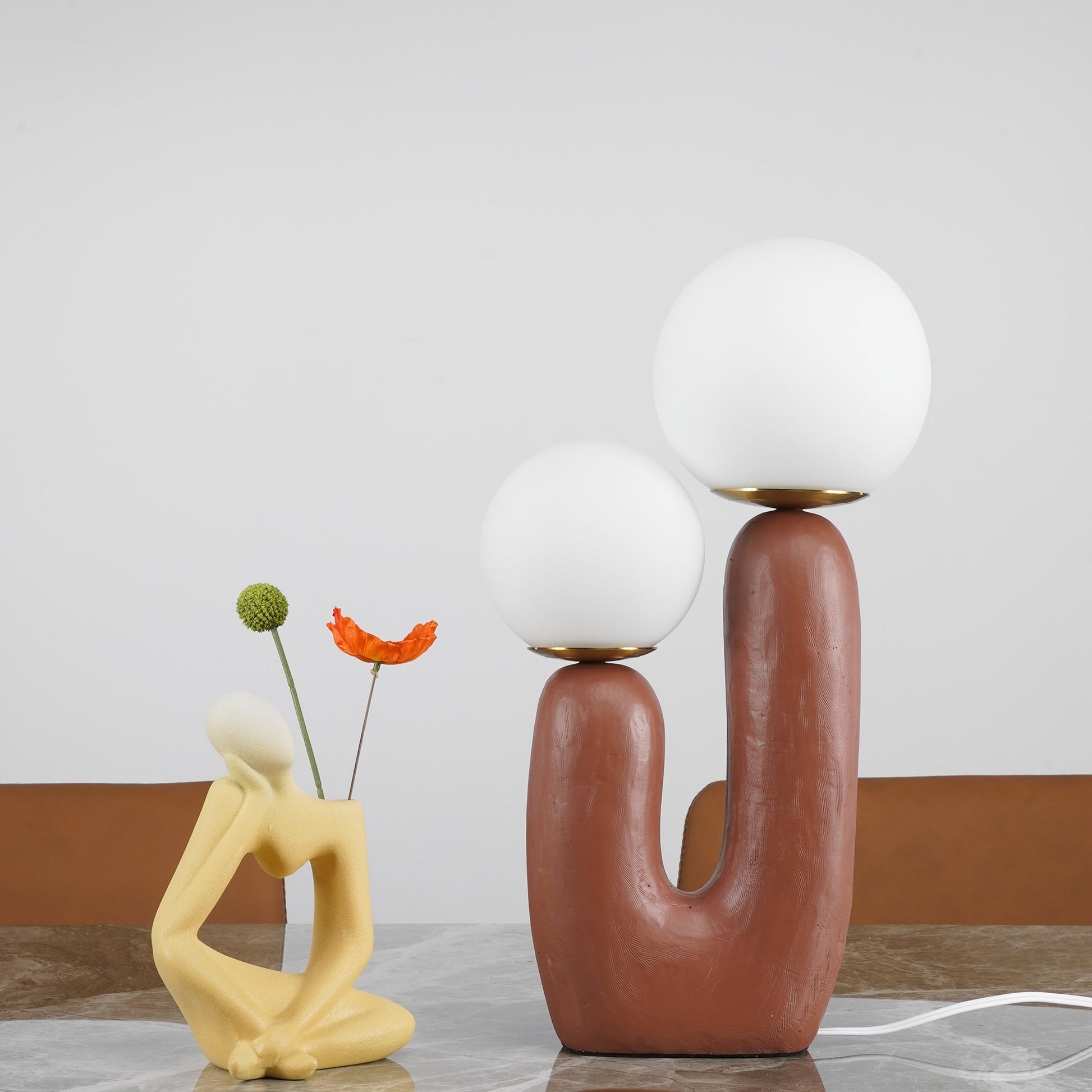 Samtida stil bordslampa med naturlig accent | Veska