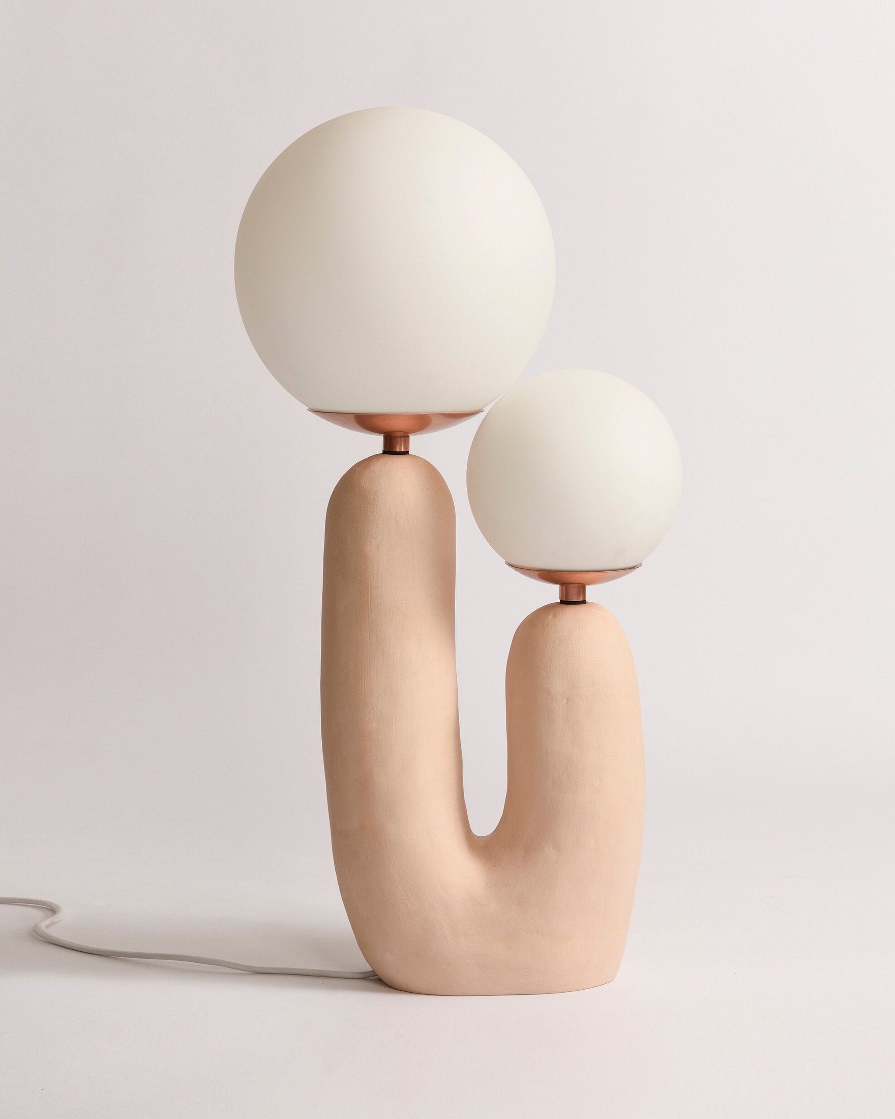 Samtida stil bordslampa med naturlig accent | Veska