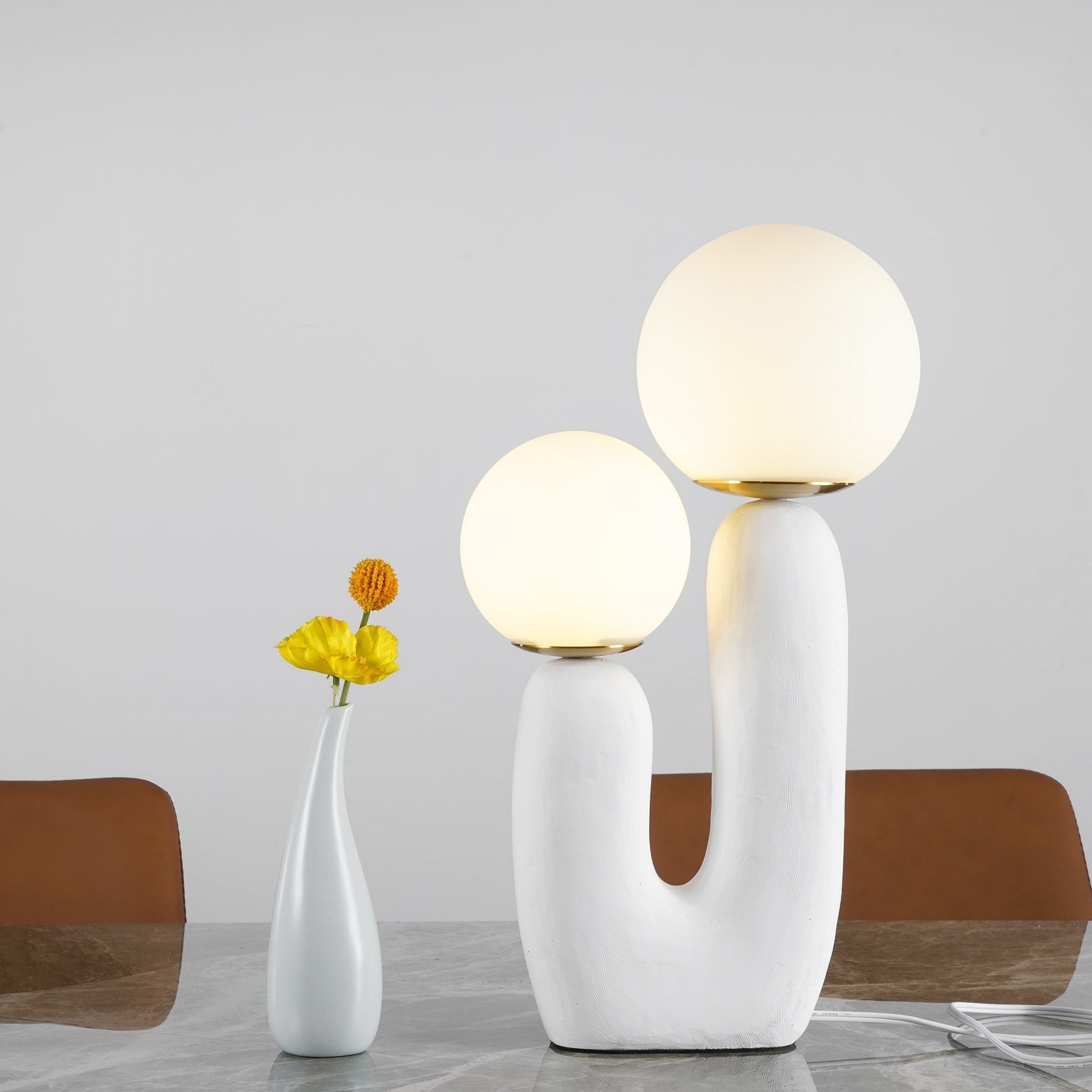 Samtida stil bordslampa med naturlig accent | Veska
