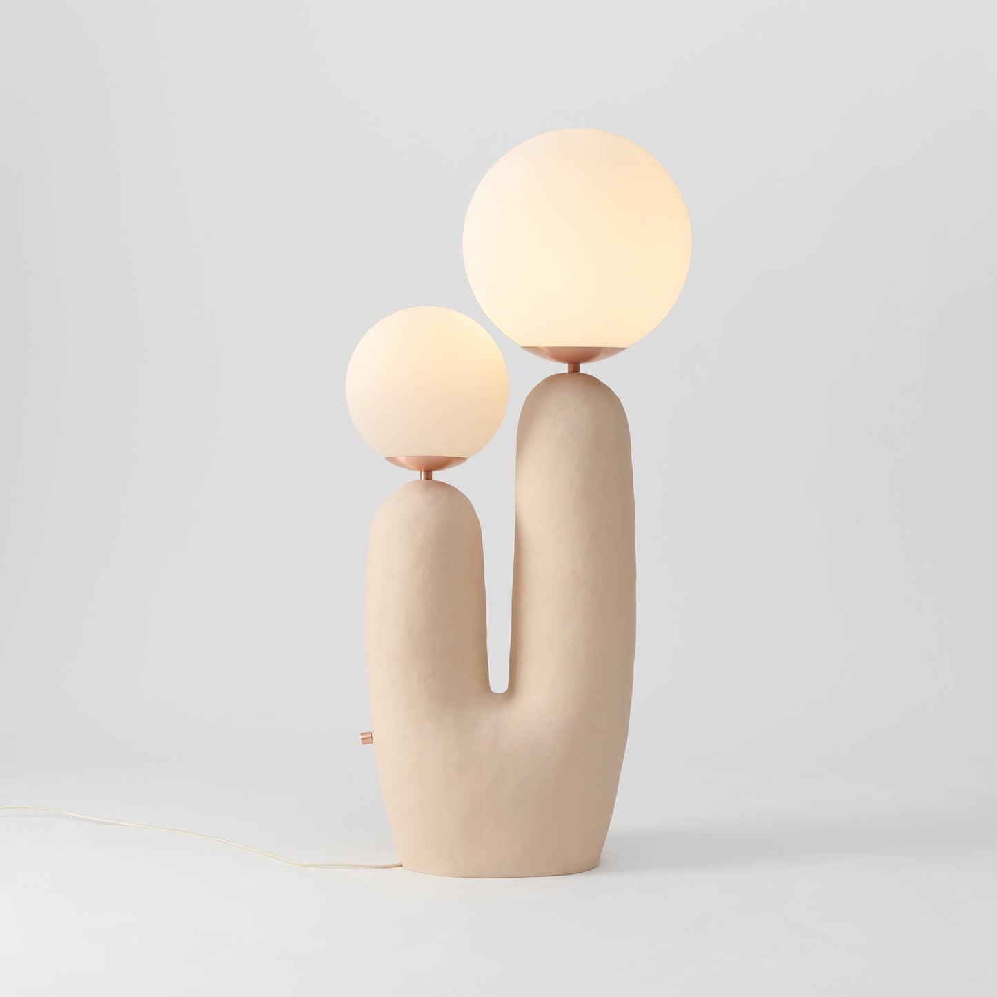 Samtida stil bordslampa med naturlig accent | Veska