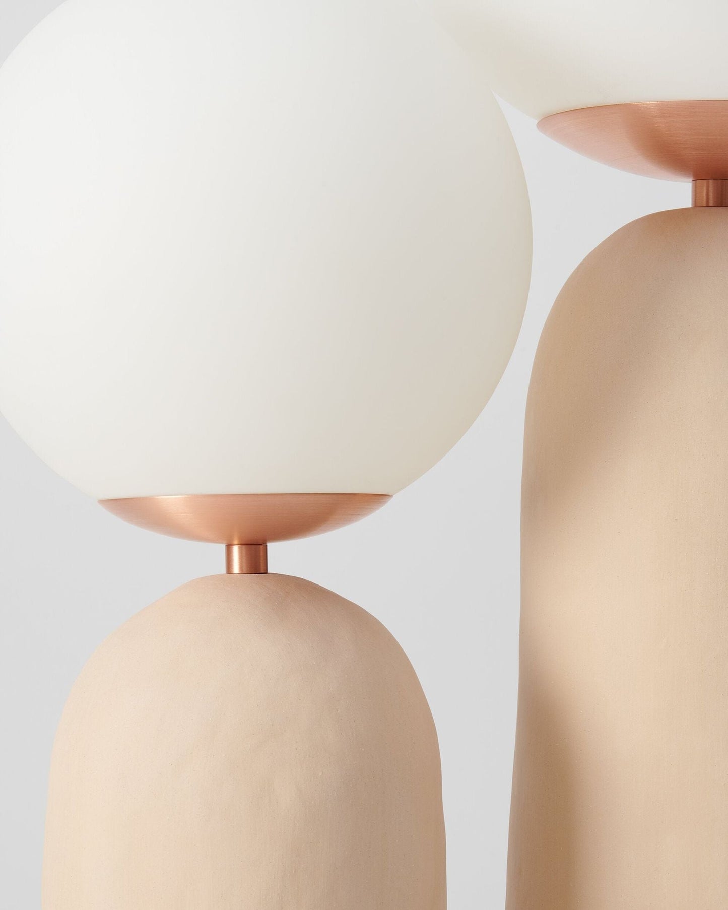 Samtida stil bordslampa med naturlig accent | Veska