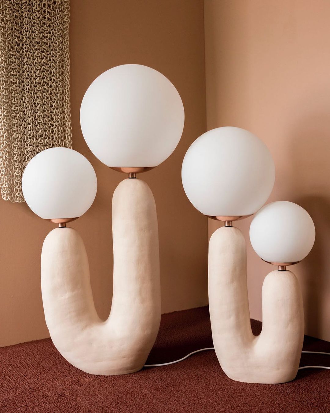 Samtida stil bordslampa med naturlig accent | Veska