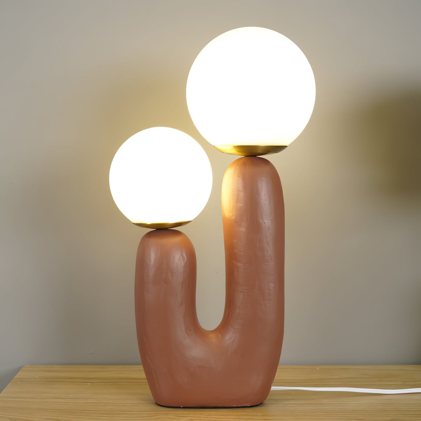 Samtida stil bordslampa med naturlig accent | Veska