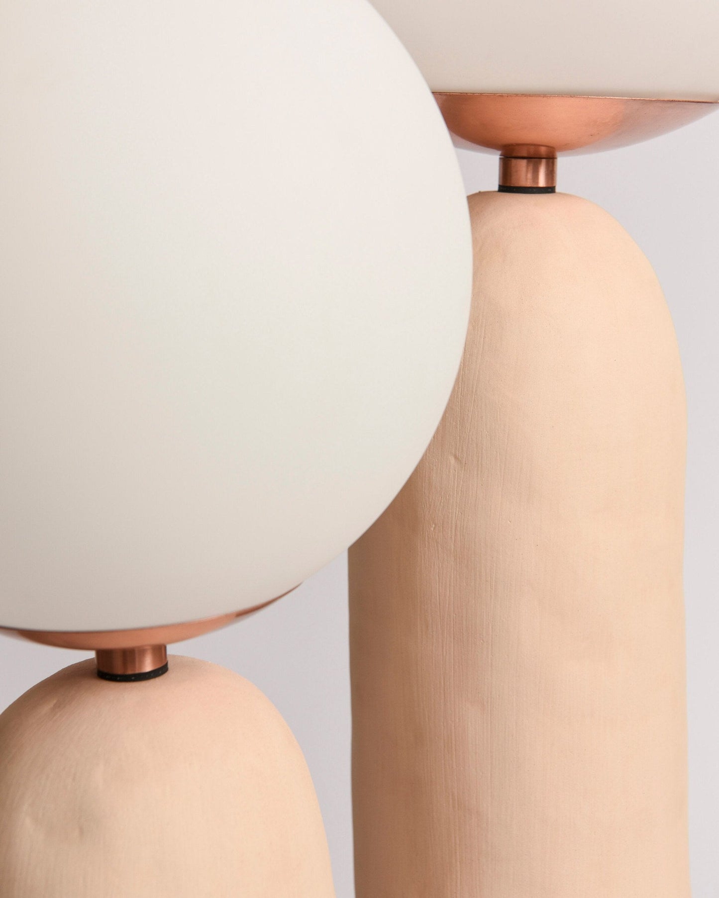 Samtida stil bordslampa med naturlig accent | Veska