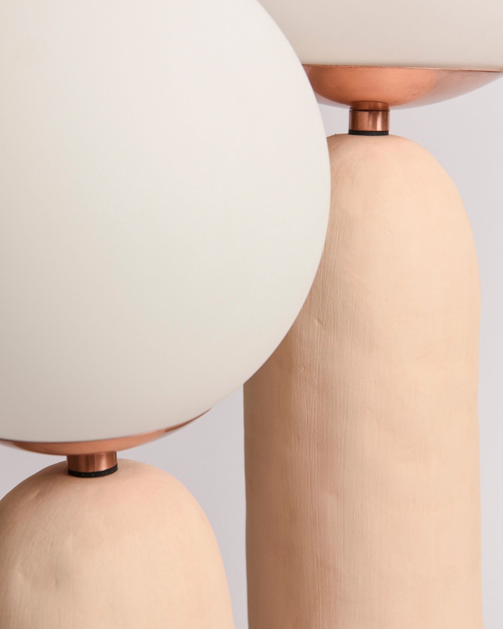 Samtida stil bordslampa med naturlig accent | Veska
