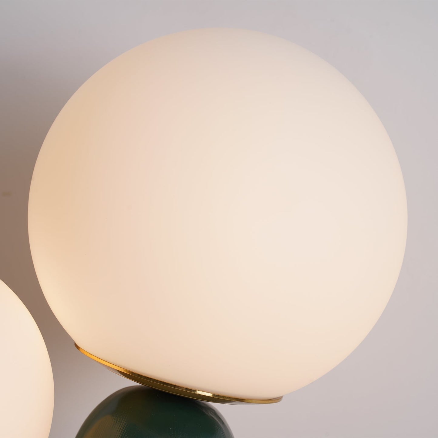 Samtida stil bordslampa med naturlig accent | Veska