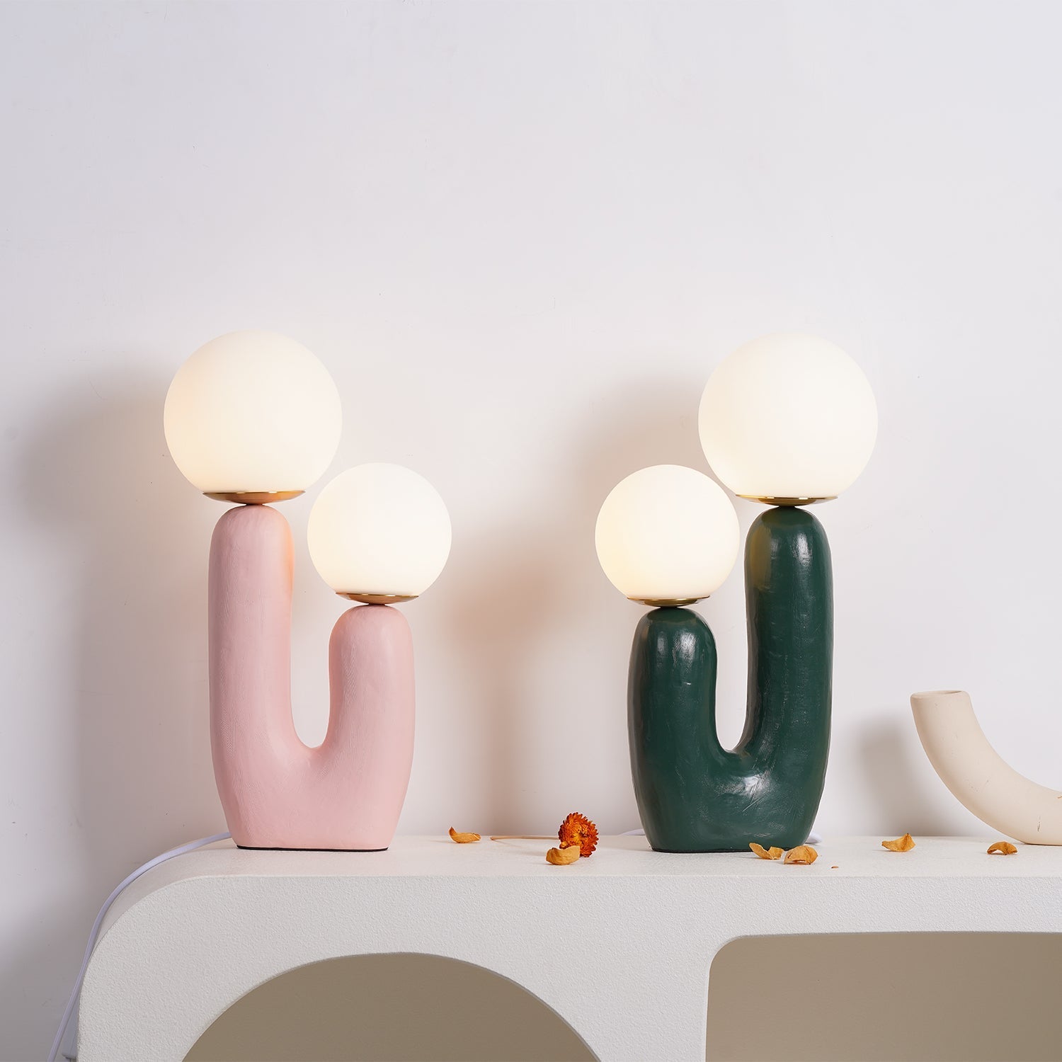 Samtida stil bordslampa med naturlig accent | Veska
