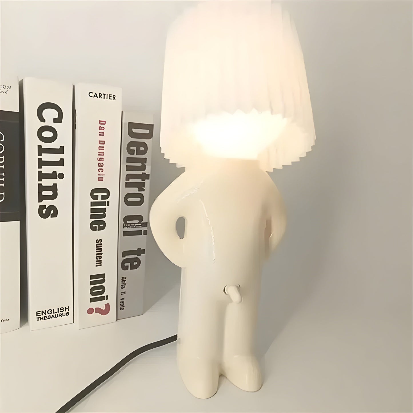 Sassy Boy Kreativ Bordslampa – Unik Belysning för Sovrum och Vardagsrum | Veska Vit