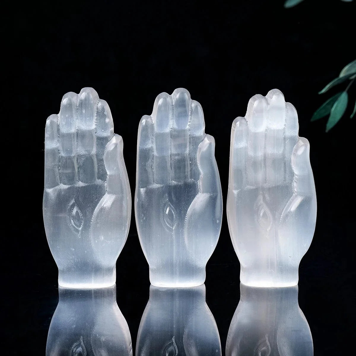 Selenit Hamsa Hand Crystal Carving | Veska