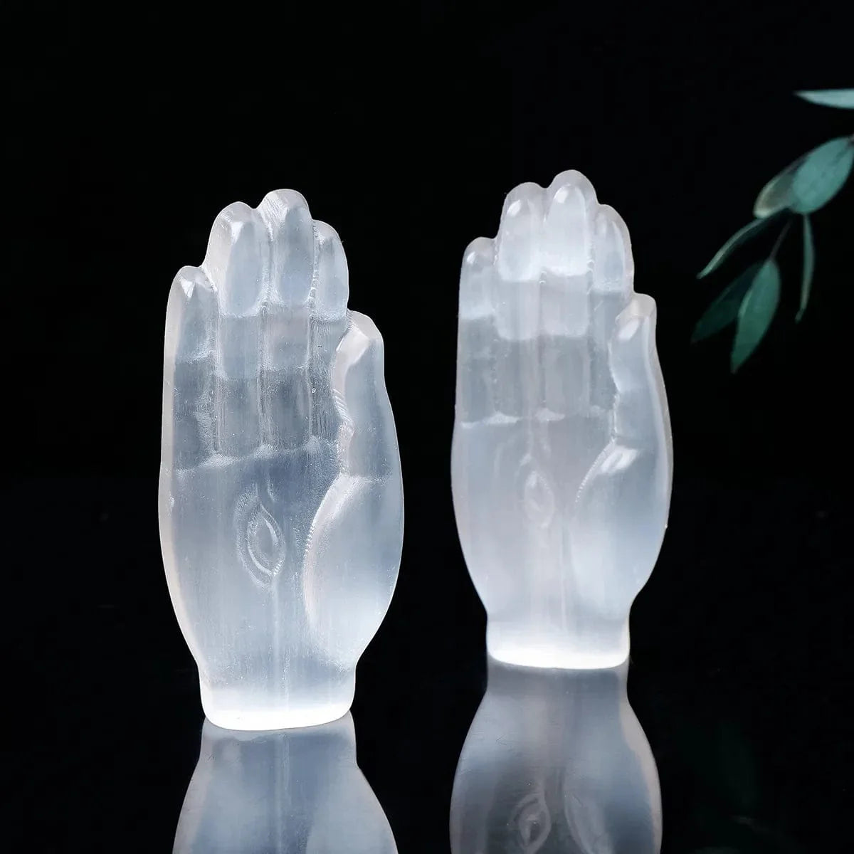 Selenit Hamsa Hand Crystal Carving | Veska