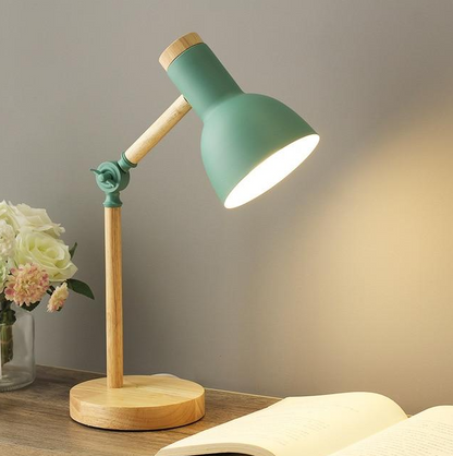 Skandinavisk bordslampa av trä | Veska Grön