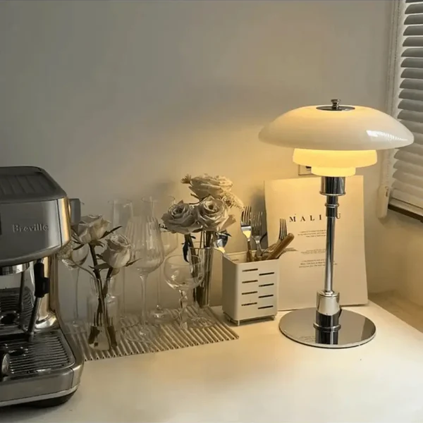 Skandinavisk Dimbar Bordslampa – Modern Dansk Designer Järn & Glas Lampa | Veska Vit Silver