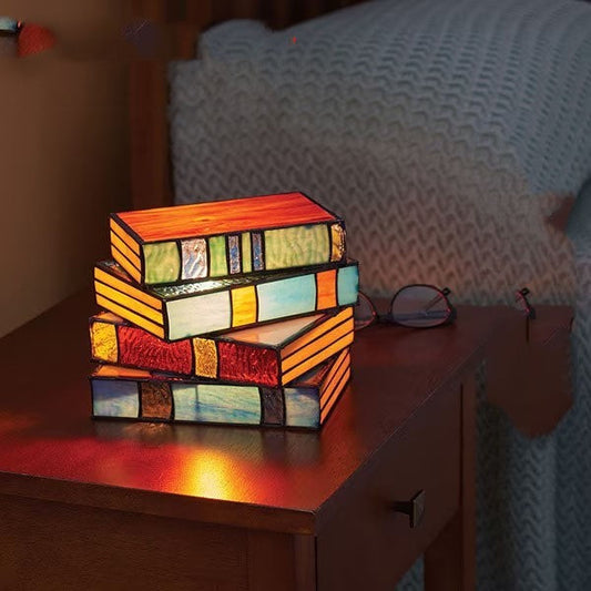 Skrivbordslampa med staplade böcker | Veska Plastversion 1 BIT